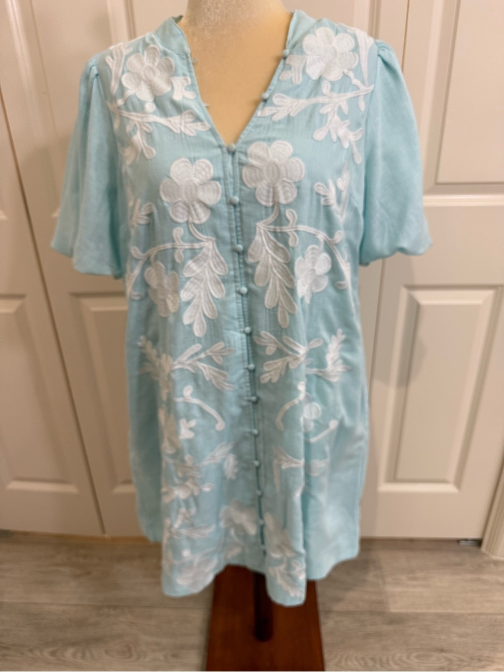 Crown & Ivy Women's XL Light Blue Linen Floral Embroidered Shift Dress